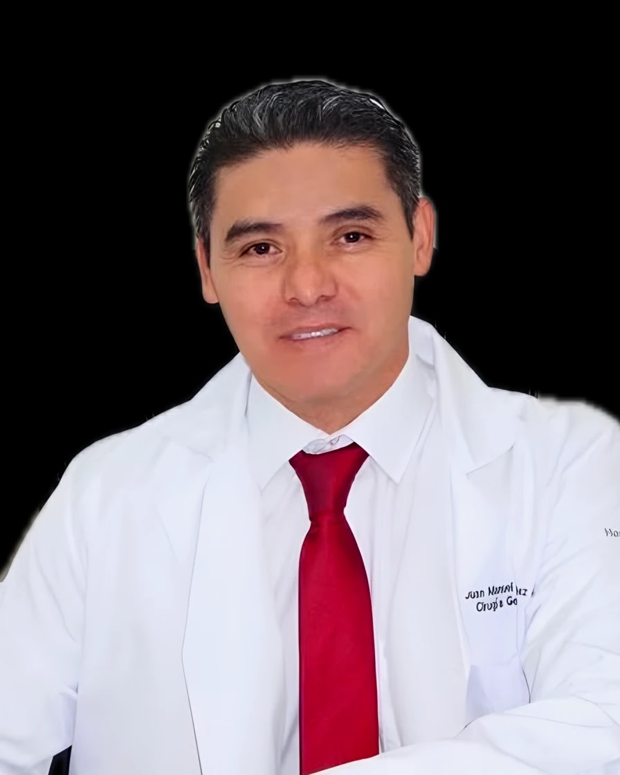 Retrato del Dr. Juan Manuel Sánchez Juárez con bata médica