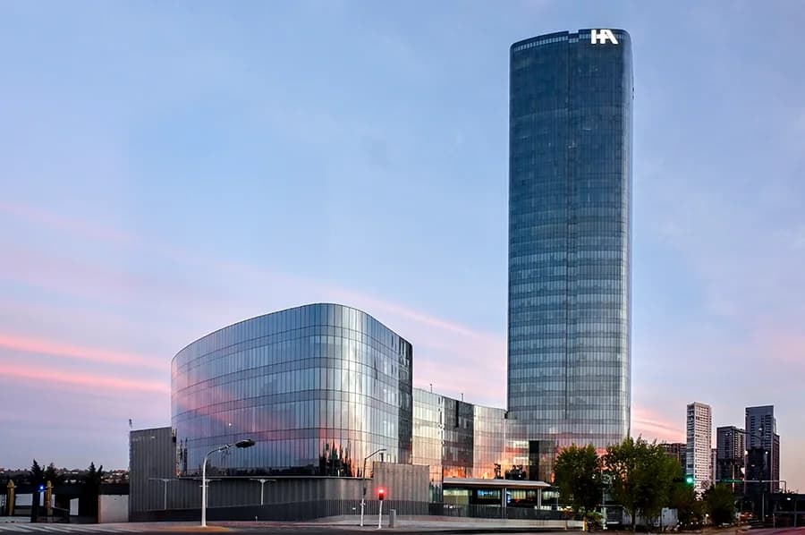 Fachada del Hospital Ángeles Andares al atardecer