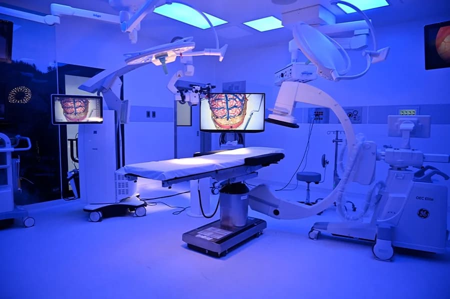 Quirófano totalmente equipado con monitores y luces azules